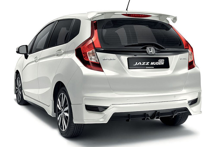 Xe được trang bị hộp số vô cấp CVT mới với cơ chế truyền đặc biệt “G-design” được thiết kế để mang lại cảm giác tăng tốc tốt hơn so với các hộp số tự động thông thường hoặc các hộp số CVT khác.