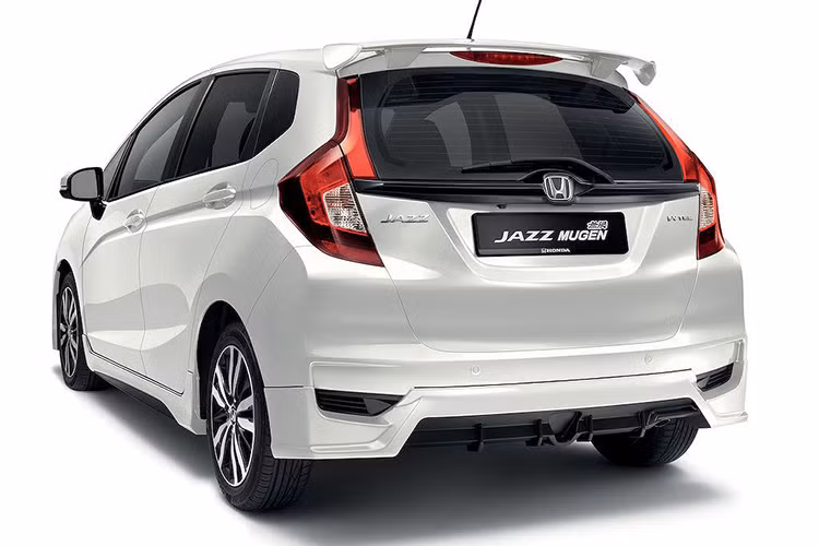 Xe được trang bị hộp số vô cấp CVT mới với cơ chế truyền đặc biệt “G-design” được thiết kế để mang lại cảm giác tăng tốc tốt hơn so với các hộp số tự động thông thường hoặc các hộp số CVT khác.