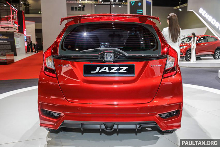 Hãng độ Mugen hầu như không “đụng chạm” đến phần nội thất nguyên bản của Honda Jazz. Các trang bị tiện ích vẫn được giữ nguyên như: ghế bọc da, 06 túi khí, màn hình cảm ứng trung tâm 6.8 inch hỗ trợ kết nối HDMI, USB, Bluetooth, điều hoà tự động,…