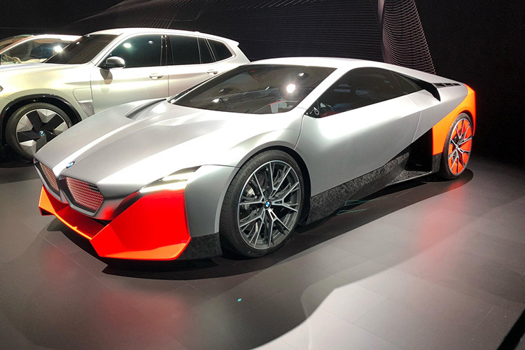 Mới đây, Giám đốc thiết kế của hãng BMW là ông Domagoj Dukec đã chia sẻ những hình ảnh và thông tin về mẫu siêu xe BMW i16 mới. Mặc dù sắp đạt được kết quả như mong đợi nhưng dự án có tên gọi BMW i16 này từng đã bị gác lại vì đại dịch Covid-19.