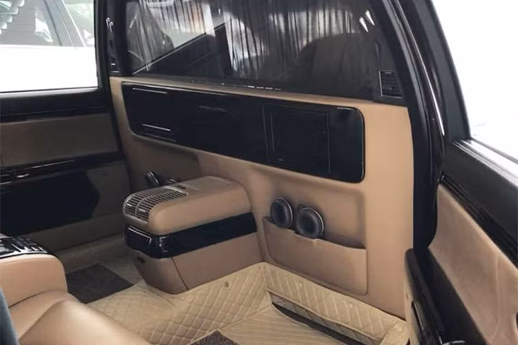 Để phù hợp với những ông chủ ngồi sau, Maybach thiết kế một vách ngăn có thể làm mờ chỉ với một nút nhấn. Khi cần không gian riêng tư, chủ nhân chỉ cần kéo vách ngăn và tận hưởng cảm giác tĩnh lặng. Tuy nhiên, chủ xe vẫn có thể giao tiếp với lái xe của mình thông qua bộ đàm, có thể theo dõi các chỉ số vận tốc, tua máy trên dàn đồng hồ phía sau.