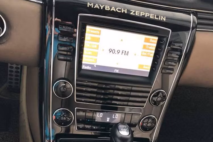 Mẫu sedan siêu sang của Maybach sở hữu nhiều trang bị, tiện nghi cao cấp. Nội thất bọc da đắt tiền và ốp loại gỗ thường sử dụng để sản xuất đàn piano. Ngoài ra, chiếc 62S Zeppelin này cũng được trang bị hệ thống dẫn đường, có khả năng nhận diện giọng nói, điều hòa 4 vùng độc lập,