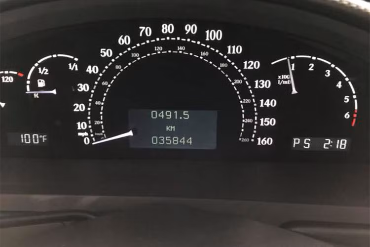 Bên cạnh đó, Maybach 62S Zeppelin còn được trang bị hệ thống âm thanh Hi-end, 21 loa Bose. Hàng ghế trước sau có chức năng massage, sưởi... Trong ảnh là cụm đồng hồ analog trên xe, kết hợp với màn hình tinh thể lỏng hiển thị thông tin hành trình.
