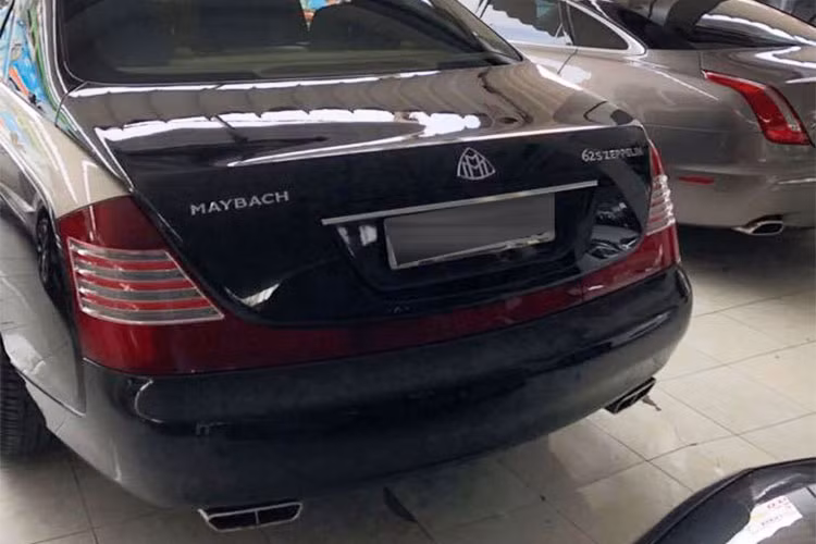 Maybach 62S cũng chưa có đèn LED định vị như trên những mẫu xe sang trọng thời nay. So với bản tiêu chuẩn mẫu siêu xe sang bậc nhất của tập đoàn Daimler dòng chữ Zeppelin xuất hiện trên logo trước đầu xe và đuôi xe, bộ mâm 20 inch đa chấu hoàn thành với màu sơn mờ.