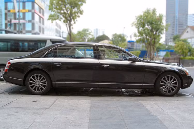 Trong đó, chiếc Maybach Zeppelin mang ngoại thất màu đen cùng đường sọc màu nâu nhạt bên hông xe trở thành chiếc xe siêu sang đắt nhất tại thời điểm đó với mức giá sau thuế lên đến 2 triệu đô la, khoảng hơn 40 tỷ đồng.
