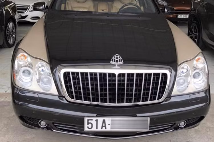 Gần đây, chiếc Maybach Zeppelin đắt và hiếm nhất Việt Nam đã được rao bán tại một cửa hàng xe sang cũ khiến không ít người bất ngờ. Mẫu xe siêu sang đang rao bán tại cửa hàng xe cũ tại TP HCM này thuộc phiên bản Maybach 62S Zeppelin. Xe sở hữu chiều dài lên đến 6.165 mm, dài hơn cả Rolls-Royce Phantom EWB.
