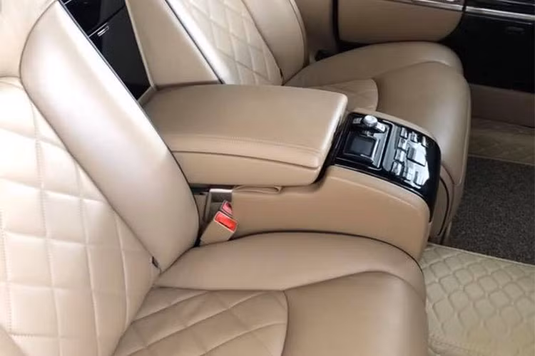 Chiếc siêu xe sang Maybach 62S Zeppelin đang được rao bán này đã rời nhà máy sản xuất từ tháng 12/2009, đến nay, chiếc xe siêu sang này hiện đã lăn bánh được quãng đường dài 35.844 km. Mặc dù đã trải qua thời gian xuất xưởng gần 10 năm và lăn bánh cũng khá nhiều, tuy nhiên nội thất da bên trong vẫn còn khá mới đẹp.