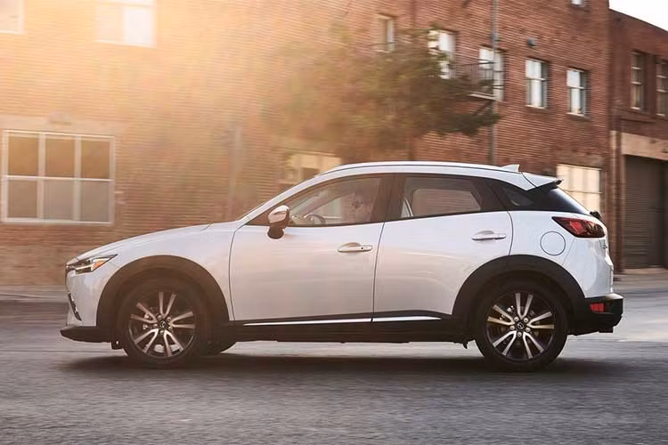 CX-3 có hai tuỳ chọn truyền động cầu trước hoặc bốn bánh. Động cơ duy nhất bốn xy-lanh, 2.0 lít, công suất 146 mã lực và hộp số tự động 6 cấp. Chiếc xe không quá mạnh nhưng mượt mà nhờ trọng lượng nhẹ. Chỗ ngồi phía sau rất chật, không gian cho hàng hoá khiêm tốn là những nhược điểm trên chiếc crossover cỡ nhỏ này. Mức tiêu hao nhiên liệu trung bình của CX-3 là 10,2 lít/100 km.