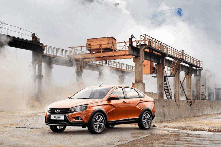 So với những mẫu xe Trung Quốc Zotye Z8 hay BAIC Q7 đang bán ra tại thị trường ôtô Việt, Lada Vesta sẽ vẫn có nhiều khả năng đạt được chỗ đứng tốt và dài hơi hơn bởi ngoài việc có tiếng bền bỉ, đứng sau thương hiệu đến từ Nga này lại chính là hãng Renault nức tiếng thế giới.