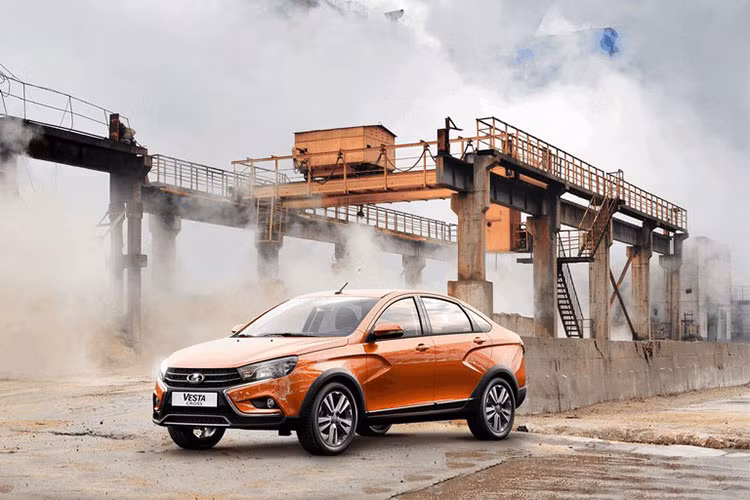 So với những mẫu xe Trung Quốc Zotye Z8 hay BAIC Q7 đang bán ra tại thị trường ôtô Việt, Lada Vesta sẽ vẫn có nhiều khả năng đạt được chỗ đứng tốt và dài hơi hơn bởi ngoài việc có tiếng bền bỉ, đứng sau thương hiệu đến từ Nga này lại chính là hãng Renault nức tiếng thế giới.