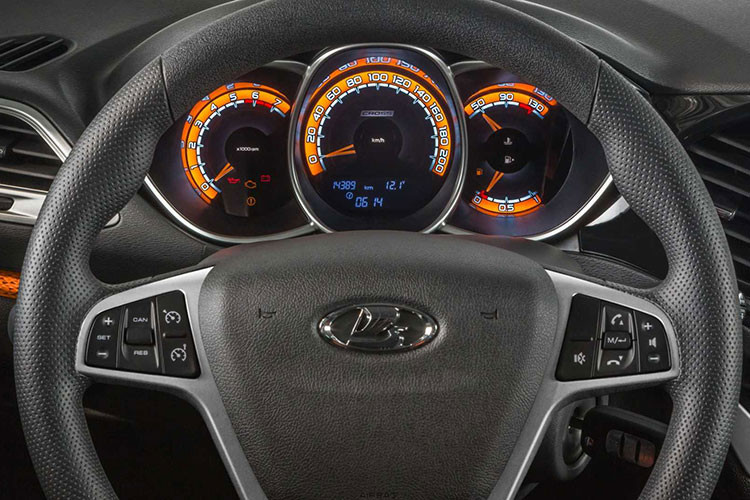 Là một mẫu xe giá rẻ, Vesta không có nhiều lựa chọn về nội thất. Xe được trang bị hai hàng ghế cho 5 chỗ ngồi được thiết kế dạng ghế nỉ, ốp cửa, bảng táp lô dạng nhựa và nỉ cao cấp. Đáng chú ý là chìa khoá điện cho xe cũng được tích hợp đầy đủ các chức năng cơ bản. 