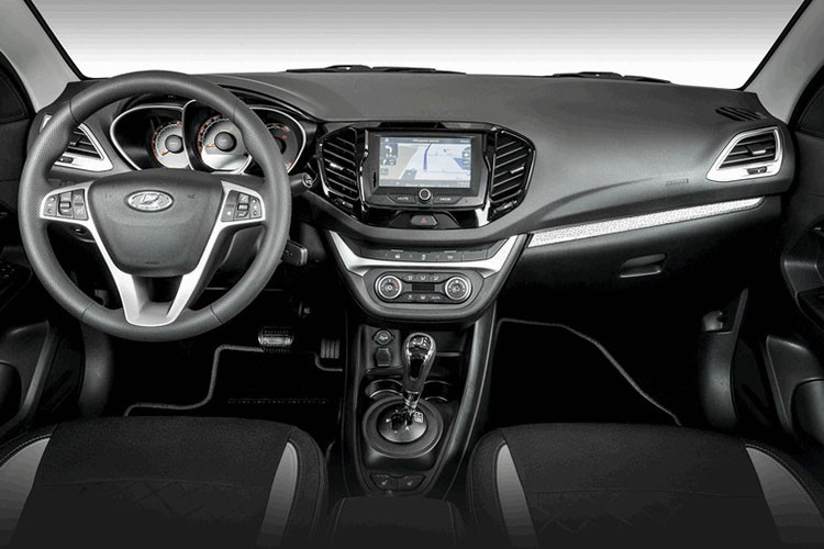 Lada Vesta có kích thước dài x rộng x cao (4.410 x 1.764 x 1.497) mm cùng chiều dài cơ sở 2.635 mm. Bên trong nội thất xe được thiết kế đơn giản, nhưng đầy đủ các chức năng gồm vô lăng 3 chấu kèm phím bấm tiện ích, cần số tay tích hợp, điều hoà tiêu chuẩn, radio...