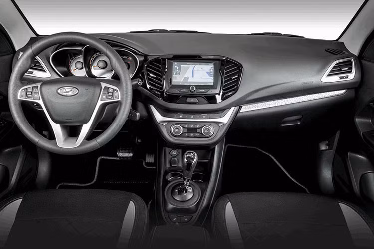 Lada Vesta có kích thước dài x rộng x cao (4.410 x 1.764 x 1.497) mm cùng chiều dài cơ sở 2.635 mm. Bên trong nội thất xe được thiết kế đơn giản, nhưng đầy đủ các chức năng gồm vô lăng 3 chấu kèm phím bấm tiện ích, cần số tay tích hợp, điều hoà tiêu chuẩn, radio...