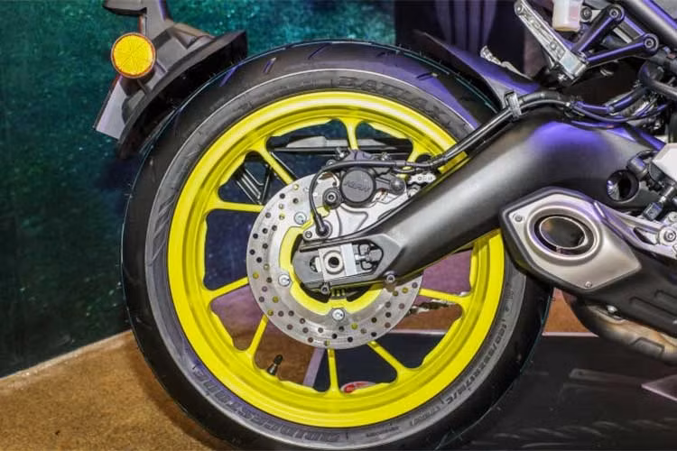 Hệ thông ống xả của MT-09 phiên bản 2018 cũng được thiết kế giống thế hệ trước được đặt thấp dưới gầm xe, khiến thiết kế của xe trông gọn gàng và thanh thoáy hơn. Giống nhiều chi tiết khác trên xe, cặp mâm của MT-09 được sơn màu tuỳ chọn, đặc trưng của thương hiệu môtô Yamaha.