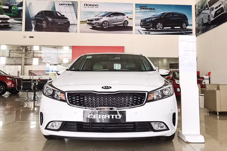 Cùng với đó, Kia Cerato có phiên bản Signature mới có nẹp trang trí và ốp chống trầy cốp sau được thiết kế đầy tính thẩm mỹ và cân đối ở phần đuôi xe; Tấm lót khoang hành lý tiện lợi, giảm bớt việc làm bẩn khoang xe và vệ sinh một cách dễ dàng. Những trang bị hiện đại khác trên phiên bản hiện nay tiếp tục được duy trì ở phiên bản mới.