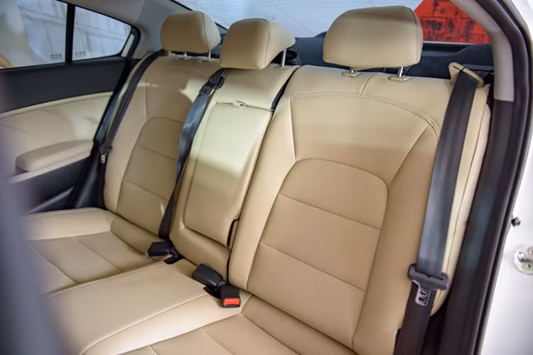 Hàng ghế phía sau thiết kế vừa phải, không quá rộng rãi, có kệ tựa tay và khay giữ cốc ở giữa 2 ghế. Phía trên mui xe có cửa sổ trời cho ánh sáng tự nhiên khi cần thiết. Hệ thống giải trí gồm DVD màn hình cảm ứng 7 inch đi cùng hệ thống âm thanh 6 loa và các cổng kết nối thông dụng như USB, AUX, Bluetooth...