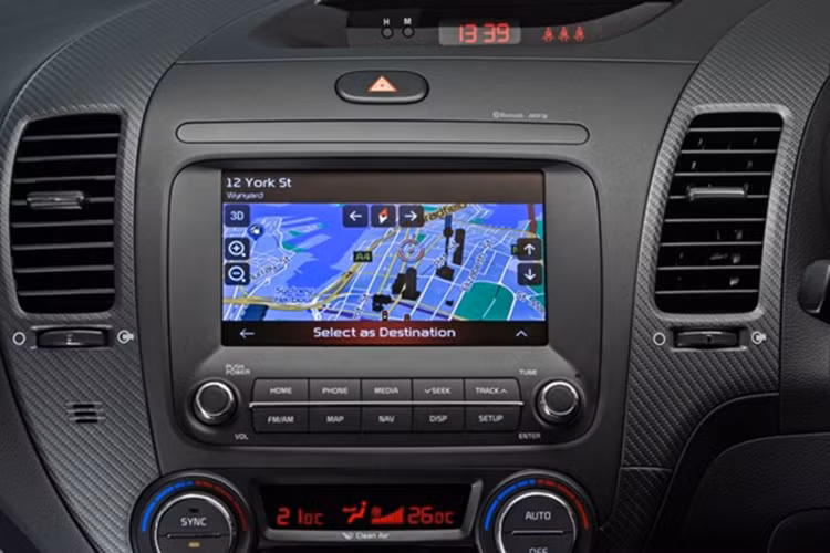 Xe cũng được trang bị cruise control đi kèm với lẫy chuyển số, chìa khoá thông minh khởi động bằng nút nhấn, gương chống chói ECM, hệ thống điều hòa tự động 2 vùng độc lập với cửa gió phía sau sử dụng hệ thống lọc khí ion đảm bảo không gian luôn thoáng mát và trong lành.