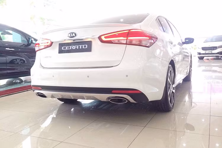 Chính thức ra mắt tại thị trường Việt Nam từ giữa năm 2016, Kia Cerato đã nhanh chóng để lại dấu ấn với khách hàng và tạo nên cơn sốt với doanh số ấn tượng 6.748 xe. Nếu tính doanh số 4 tháng đầu năm 2017, Kia Cerato đạt trên 1.600 xe, liên tục đứng top 10 xe bán chạy nhất (VAMA).