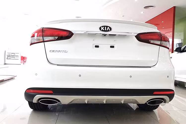 Một số tính năng an toàn nổi bật của Kia Cerato phiên bản Signature bao gồm hệ thống chống bó cứng phanh (ABS), hệ thống phân bổ lực phanh điện tử (EBD), hệ thống hỗ trợ phanh khẩn cấp (BA), Hệ thống cân bằng điện tử (ESP) (2.0L), Hệ thống ổn định thân xe (VSM) (2.0L), hệ thống hỗ trợ khởi hành ngang dốc (HAC).