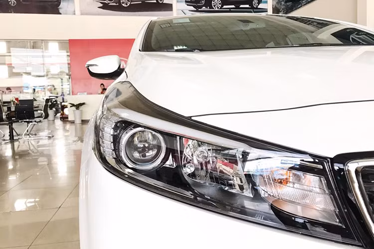 Điểm thu hút ở đầu xe là cụm đèn pha tự động dạng thấu kính với dải đèn LED chạy ban ngày liền mạch với mặt ga-lăng mạ chrome, tạo nên sự sang trọng và hiện đại. Cản trước được mở rộng cùng hốc gió thể thao, đèn sương mù được hạ thấp hơn mang đến vẻ bệ vệ cứng cáp cho xe.