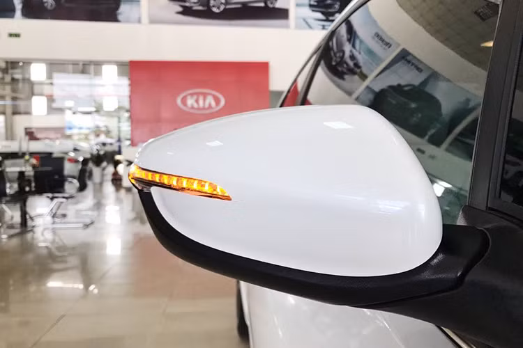 Thân xe vẫn giữ được thiết kế năng động, mạnh mẽ, hiện đại từ người anh em K3 trước đây với những đường gân dập nổi chạy dọc thân xe. Tay nắm cửa và viền chân kính mạ chrome. Đèn Welcome light dạng led cũng được thương hiệu Kia tích hợp trên gương chiếu hậu của mẫu xe này.