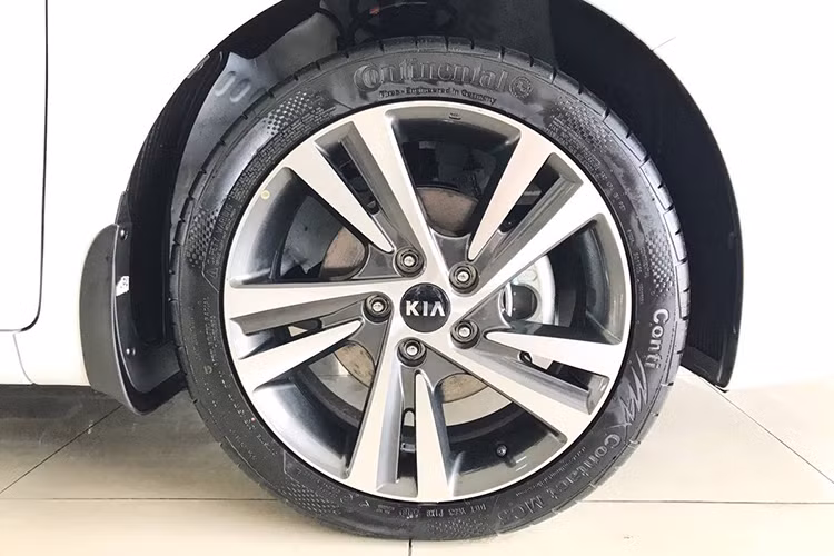 Mẫu sedan hạng C này được trang bị la-zăng hợp kim, kích thước 16 inch trên phiên bản 1.6 MT và 17 inch trên phiên bản 1.6 AT, 2.0 AT. Tuy nhiên trên phiên bản mới này, thiết kế mâm xe kiểu mới dạng 5 chấu kép xoắn trông điệu đà và ấn tượng hơn so với trước.