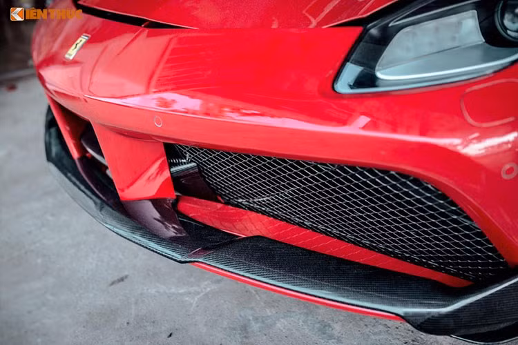 Về thiết kế tổng thể, siêu xe Ferrari 488 GTB có ngoại hình khoẻ khoắn và được hãng xe Ý gọt bỏ bớt những đường cong mềm mại như đàn anh 458 Italia. Thay vào đó là những nét cắt thẳng đứng đầy góc cạnh.