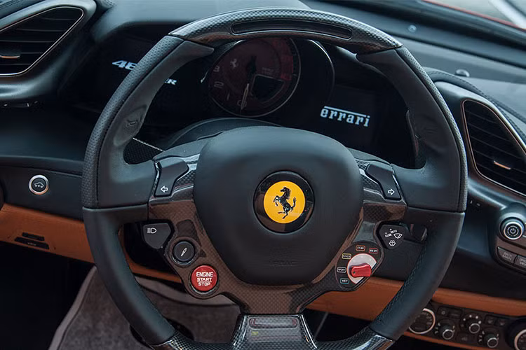 Bên trong nội thất, ngoài các chi tiết carbon - vô-lăng xe được trang bị với nhiều nút bấm quen thuộc trên các "siêu ngựa" nhà Ferrari. Trong đó, nút khởi động màu đỏ được đặt góc bên trái. Bên phải là các chế độ lái được điều khiển thông qua nút gạt. Tất nhiên, không thế thiếu cụm lẫy chuyễn số phía sau vô lăng.
