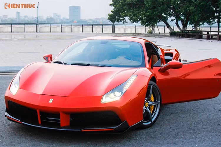 Ferrari 488 GTB nguyên bản sử dụng động cơ V8, tăng áp kép, dung tích 3,9 lít, sản sinh công suất tối đa 661 mã lực tại vòng tua máy 8.000 vòng/phút và mô-men xoắn cực đại 760 Nm tại 3.000 vòng/phút. Kết hợp cùng hộp số ly hợp kép 7 tốc độ, nó mất khoảng 3 giây để tăng tốc từ 0-100 km/h trước khi đạt vận tốc tối đa 330 km/h.