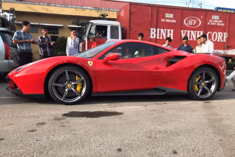 Ngoài chiếc biển kiểm soát "ngũ quý" thì đây là siêu xe Ferrari 488 GTB đầu tiên Đông Nam Á độ full bộ bodykit carbon của Novitec Rosso. Được biết, với tổng chi phí độ cho siêu xe này lên tới 1 tỷ đồng - đây được xem là siêu xe Ferrari độ khủng nhất Việt Nam.