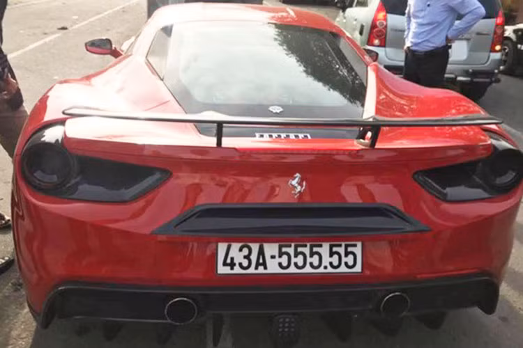 Mới đây, chiếc siêu xe Ferrari 488 GTB của tay chơi Đà Nẵng này lại gây choáng tất cả giới chơi xe Việt với chiếc biển kiểm soát trắng "ngũ quý 5" tuyệt đẹp. Đây là siêu xe hiếm hoi và chiếc 488 GTB đầu tiên tại Việt Nam sở hữu biển "ngũ quý".