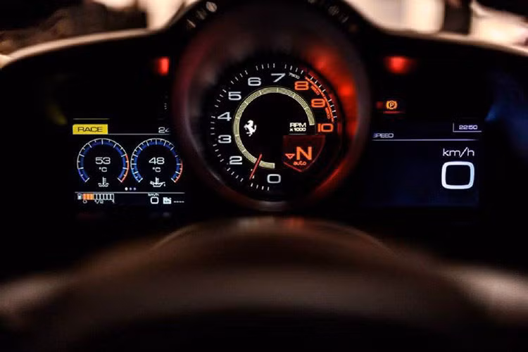 Siêu xe Ferrari 488 GTB được trang bị hệ thống giải trí mới Digital Audio Broadcasting (DAB) kết hợp cùng với các ứng dụng mới nhất hiện nay như Apple CarPlay, hệ thống âm thanh cao cấp của JBL-Harman gồm 12 loa có công suất 1.280 Watt...