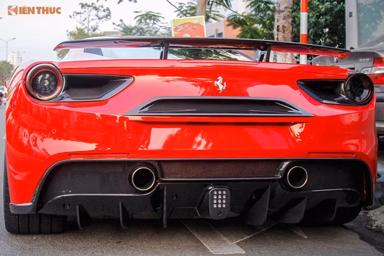 Phía đuôi xe, nhiều chi tiết của siêu xe Ferrari 488 GTB như hốc gió bên hông, gương chiếu hậu hay ốp đèn hậu cũng được phủ carbon. Ngoài ra, hai ống xả được tách biệt, họng pô cũng lớn hơn so với người tiền nhiệm là mẫu xe 458 Italia.