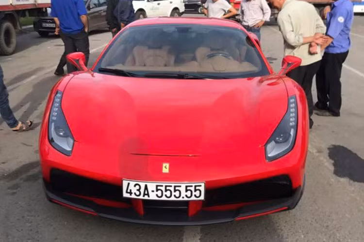 Trong số 15 chiếc siêu xe Ferrari 488 GTB được đưa về nước thời gian qua, "siêu ngựa" 488 GTB màu đỏ rực tại Đà Nẵng nổi bật hơn cả khi được chủ nhân chi đến 1 tỷ đồng để độ lại ngoại thất sao cho bắt mắt và hầm hố hơn so với nguyên bản trước đây khi mới được nhập về.