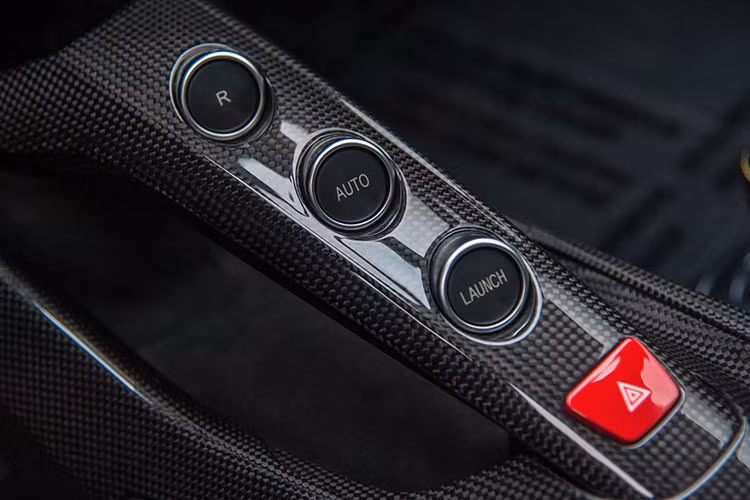 Vị trí 3 nút bấm R – Auto – Launch được xếp theo chiều dọc thay vì ngang như trước. Điểm nhấn trong nội thất của xe chính là màn hình hiển thị thông tin bên ghế phụ có giá trị lên đến hơn 70 triệu đồng. Màn hình này có chức năng hiển thị vòng tua, tốc độ di chuyển của xe, hộp số…