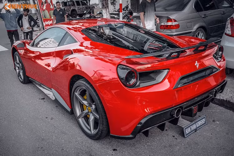 Cản va trước/sau nguyên bản của chiếc Ferrari 488 GTB được thay thế bằng sợi carbon vừa giảm trọng lượng cho xe đồng thời mang đến diện mạo bắt mắt. hêm vào đó, siêu xe này còn trang bị một cánh lướt gió phía trước và bên sườn xe cũng bằng sợi carbon cao cấp.