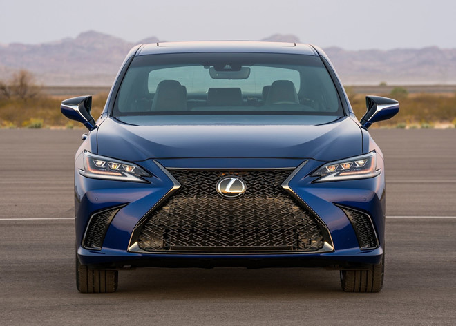 Như vậy, so với phiên bản cũ, Lexus ES 350 2019 chỉ đắt hơn 550 USD. Trong khi đó, Lexus ES 300h 2019 lại rẻ hơn 510 USD. Riêng bản ES 350 F Sport mới được bổ sung cho dòng Lexus ES 2019. Chưa hết, bản tiêu chuẩn của Lexus ES 2019 còn rẻ hơn 13.450 USD so với Mercedes-Benz E-Class và 13.900 USD so với BMW 5-Series.