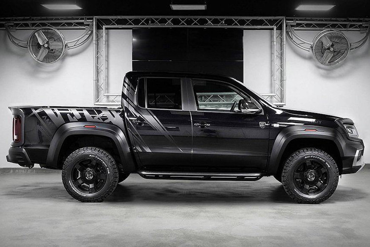 Với trào lưu chơi xe bán tải ngày càng phát triển mạnh, Amarok cũng dần được nhiều người lựa chọn để độ lại, cũng như ngày càng được các hãng phụ kiện và nâng cấp xe hơi phát triển nhiều "đồ chơi" hơn. Nổi tiếng với nhiều bản độ ấn tượng trước đây, Pickup Design - chi nhánh con "chuyên trị" xe bán tải của hãng độ nội thất Ba Lan Carlex Design cũng đã vừa công bố gói độ toàn diện cho mẫu pickup của Volkswagen.