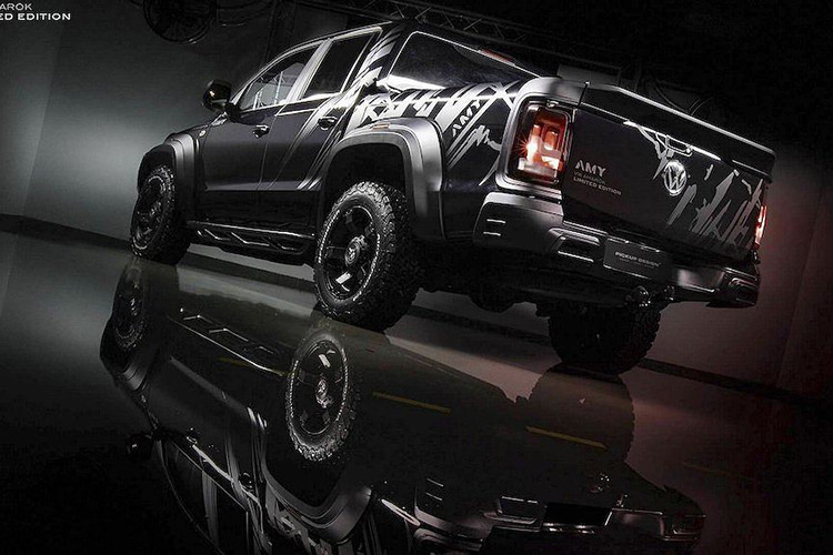 Hãng cũng đưa ra một số tùy chọn cho chiếc xe như hệ thống treo nâng cao, bậc lên xuống hai bên và đèn LED chiếu sáng tăng cường trên mui. Lấy cảm hứng từ mẫu siêu bán tải Ford F-150 Raptor thế hệ trước, khu vực đuôi xe đã được Pickup Design dán trang trí với các họa tiết mô phỏng những vết bùn bắn.