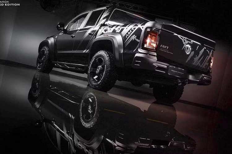 Hãng cũng đưa ra một số tùy chọn cho chiếc xe như hệ thống treo nâng cao, bậc lên xuống hai bên và đèn LED chiếu sáng tăng cường trên mui. Lấy cảm hứng từ mẫu siêu bán tải Ford F-150 Raptor thế hệ trước, khu vực đuôi xe đã được Pickup Design dán trang trí với các họa tiết mô phỏng những vết bùn bắn.