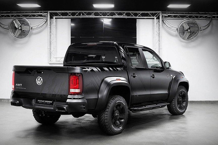 Có tên gọi Amy, gói độ của Pickup Design sẽ "lột xác" hoàn toàn cho Amarok về ngoại hình và nội thất. Nhờ có widebody được Pickup Design thiết kế dành riêng cho Amarok, chiếc xe đã có ngoại hình cực ngầu. Trong đó, phần cản trước và sau của chiếc xe nay đã sở hữu thiết kế góc cạnh hơn nhiều, lấy cảm hứng từ ngôn ngữ thiết kế mới nhất hiện đang được Volkswagen áp dụng cho các dòng xe thế hệ mới.