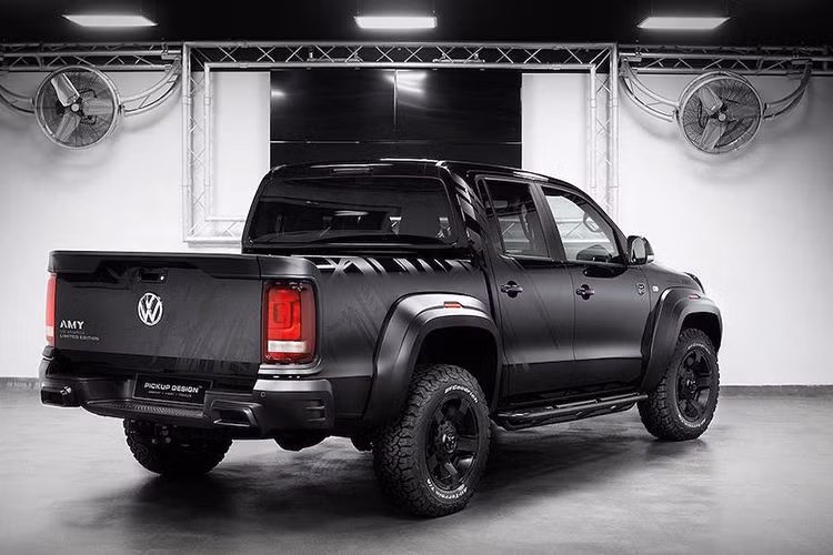 Có tên gọi Amy, gói độ của Pickup Design sẽ "lột xác" hoàn toàn cho Amarok về ngoại hình và nội thất. Nhờ có widebody được Pickup Design thiết kế dành riêng cho Amarok, chiếc xe đã có ngoại hình cực ngầu. Trong đó, phần cản trước và sau của chiếc xe nay đã sở hữu thiết kế góc cạnh hơn nhiều, lấy cảm hứng từ ngôn ngữ thiết kế mới nhất hiện đang được Volkswagen áp dụng cho các dòng xe thế hệ mới.