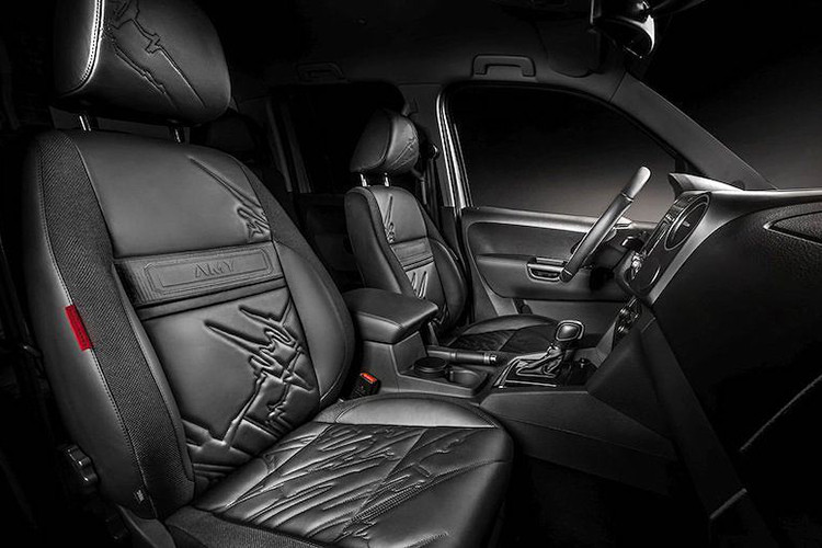 Pickup Design đã độ cabin của Amarok thành một không gian siêu sang, khiến hành khách phải "ngạc nhiên và đem tới sự tiện nghi tối đa". Toàn bộ các ghế ngồi, bệ trung tâm, ốp cửa, cần số và vành tay lái đều đã được bọc lại kết hợp giữa da và nhung alcantara cao cấp; riêng lưng mỗi ghế ngồi còn có chỉ thêu những họa tiết bùn bắn như ở bên ngoài thân xe.