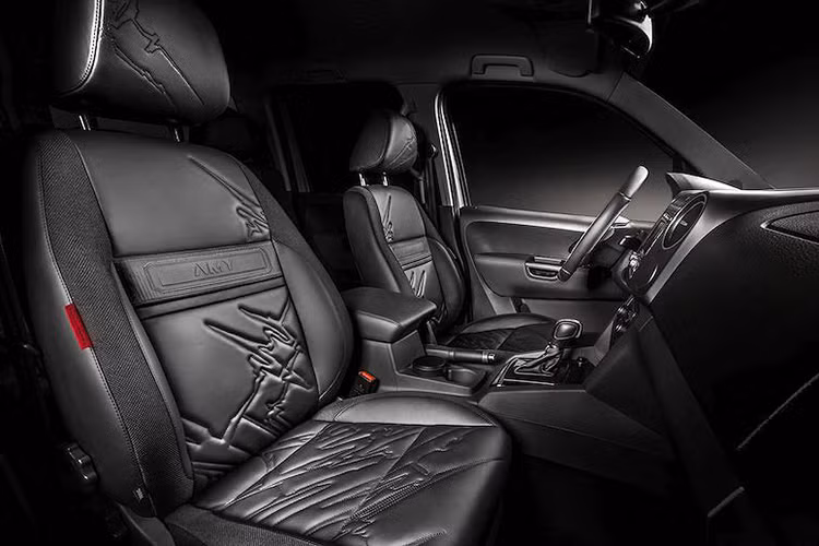 Pickup Design đã độ cabin của Amarok thành một không gian siêu sang, khiến hành khách phải "ngạc nhiên và đem tới sự tiện nghi tối đa". Toàn bộ các ghế ngồi, bệ trung tâm, ốp cửa, cần số và vành tay lái đều đã được bọc lại kết hợp giữa da và nhung alcantara cao cấp; riêng lưng mỗi ghế ngồi còn có chỉ thêu những họa tiết bùn bắn như ở bên ngoài thân xe.