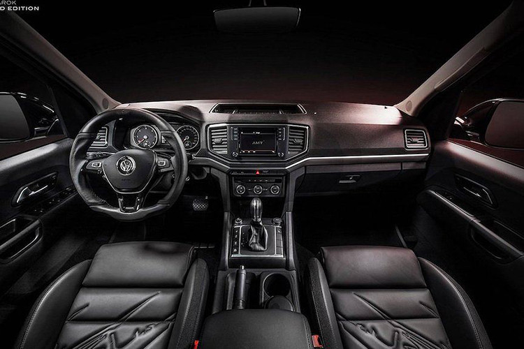 Bên cạnh đó, Pickup Design còn lắp cho mẫu xe Volkswagen Amarok độ này những nẹp ốp nới rộng vòm bánh với hình dáng vuông vức đầy mạnh mẽ. Tương xứng với các vòm bánh cơ bắp, Pickup Design đã trang bị cho Amarok bộ mâm 18 inch 5 cánh đơn khỏe khoắn, bọc xung quanh là bộ lốp gai "béo" bản 265/60 cho cả 4 bánh xe.