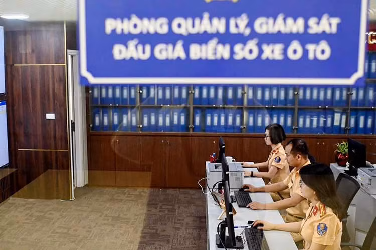 Se tang muc phat doi voi nguoi trung dau gia bien so VIP bo coc?