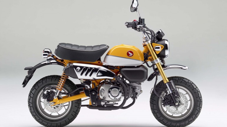 Honda Monkey mang kiểu dáng scrambler vốn dành cho những chuyến đi chơi xa. Xe được nhấn mạnh thêm vẻ cổ điển với ống xả đặt cao, yên xe bằng, bình xăng bo tròn hơn và các hệ thống đèn hình tròn.