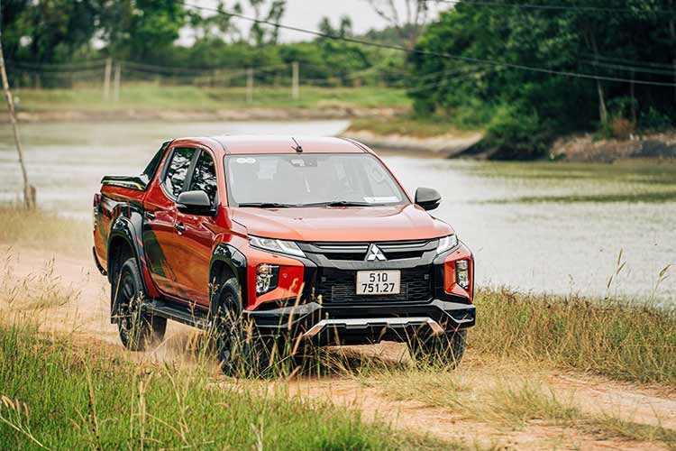 Mitsubishi Triton xếp thứ 2 với doanh số 199 xe bán ra, tăng 21,35 so với tháng trước (đạt 164 xe). Tổng lượng xe Mitsubishi Triton bán ra trong 9 tháng đầu năm đạt 1.566 xe, kém xa so với những gì Ford Ranger thể hiện.