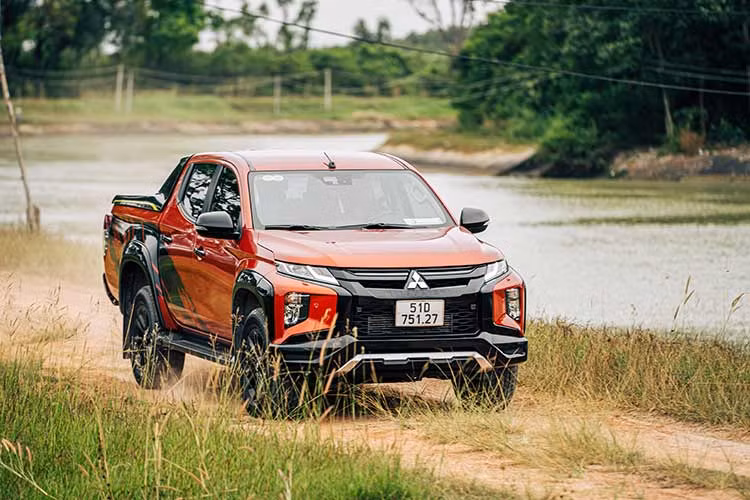 Mitsubishi Triton xếp thứ 2 với doanh số 199 xe bán ra, tăng 21,35 so với tháng trước (đạt 164 xe). Tổng lượng xe Mitsubishi Triton bán ra trong 9 tháng đầu năm đạt 1.566 xe, kém xa so với những gì Ford Ranger thể hiện.