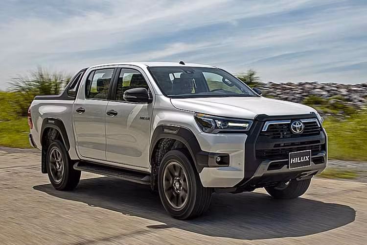 Xếp cuối bảng là Toyota Hilux với doanh số đạt 20 xe, tăng trưởng 42,8% so với tháng trước. Doanh số cộng dồn của Hilux đạt 106 xe.